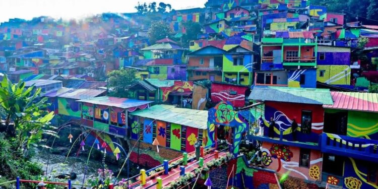 Kota Bandung Mempercantik Ratusan Rumah Dengan Mural di Lembur Katumbiri