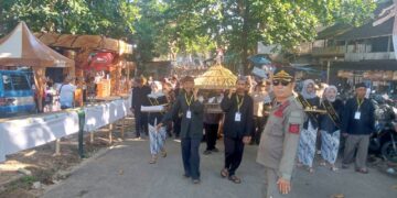 Hajat Laut Pantai Rancabuaya Kecamatan Caringin Garut Berlangsung Meriah