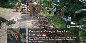 Semangat Gotong Royong : Kepala Desa Caringin, Bapak Deni Karsono Turun Langsung Bersama Perangkat Desa