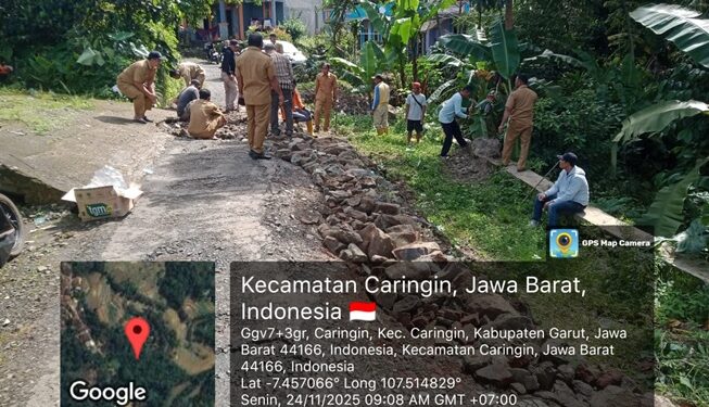 Semangat Gotong Royong : Kepala Desa Caringin, Bapak Deni Karsono Turun Langsung Bersama Perangkat Desa