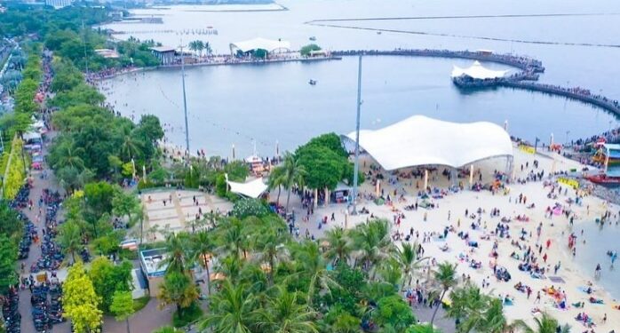 Ribuan Pengunjung Habiskan Liburan Natal di Ancol