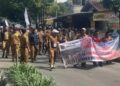 Ribuan Massa Aksi Damai Apdesi Datangi Kantor DPRD Kabupaten Garut