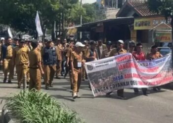 Ribuan Massa Aksi Damai Apdesi Datangi Kantor DPRD Kabupaten Garut