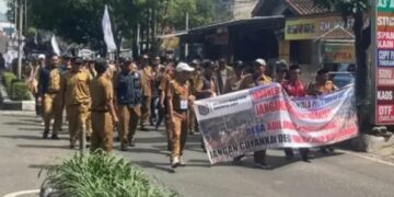 Ribuan Massa Aksi Damai Apdesi Datangi Kantor DPRD Kabupaten Garut