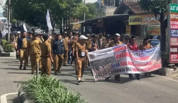 Ribuan Massa Aksi Damai Apdesi Datangi Kantor DPRD Kabupaten Garut