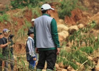 Asep Romy Romaya Anggota DPR RI Komisi IX Kunjungi Bencana Longsor di Arjasari Bandung