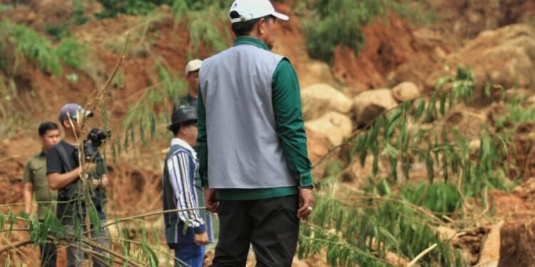 Asep Romy Romaya Anggota DPR RI Komisi IX Kunjungi Bencana Longsor di Arjasari Bandung