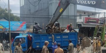 Satpol PP Bogor Tertibkan PKL di Sekitar IPB Dramaga Untuk Mengatasi Kemacetan