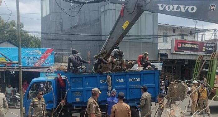 Satpol PP Bogor Tertibkan PKL di Sekitar IPB Dramaga Untuk Mengatasi Kemacetan