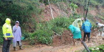 Polsek Banjarwangi Respons Cepat Temuan Longsor di Jalur Banjarwangi-Cikajang Garut