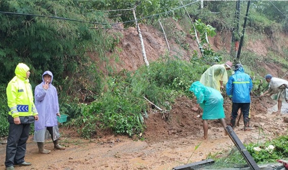 Polsek Banjarwangi Respons Cepat Temuan Longsor di Jalur Banjarwangi-Cikajang Garut