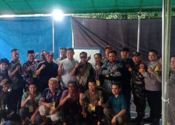 Kepala Desa Klapanunggal Awali Membuka Penghitungan Surat Suara Pemilihan Ketua RW 014