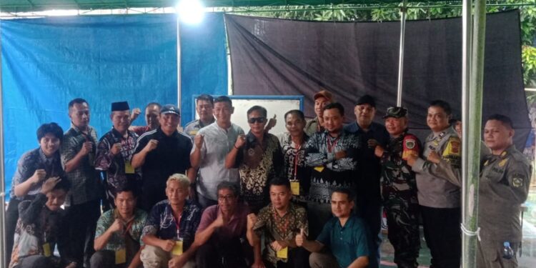 Kepala Desa Klapanunggal Awali Membuka Penghitungan Surat Suara Pemilihan Ketua RW 014