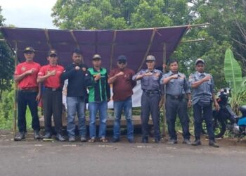 Kades Caringin Berikan Rasa Aman dan Nyaman Pada Pengguna Jalan Saat Liburan Menjelang Natal dan Tahun Baru (NATARU)