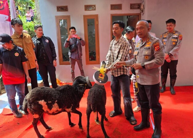 Kapolda Jabar Menghadiri Penyerahan Rumah Layak Huni
