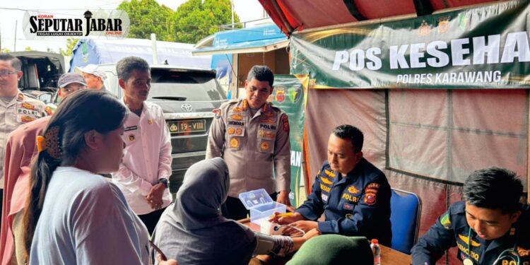 Kabid Humas Polda Jabar Tinjau Posko Kesehatan Biddokkes di Lokasi Banjir Karangligar