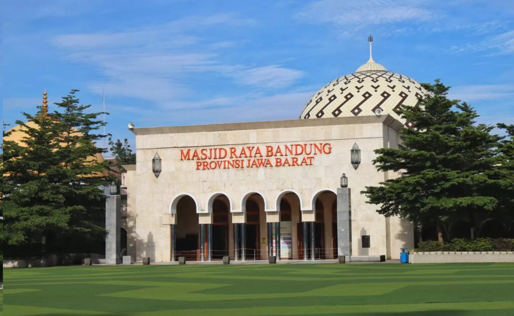 (Masjid Raya Bandung yang terletak di Alun-alun Kota Bandung).