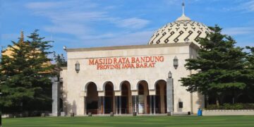 (Masjid Raya Bandung yang terletak di Alun-alun Kota Bandung).