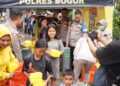 Polres Bogor Bagikan Takjil dan Makan Gratis untuk Masyarakat di Depan Mako
