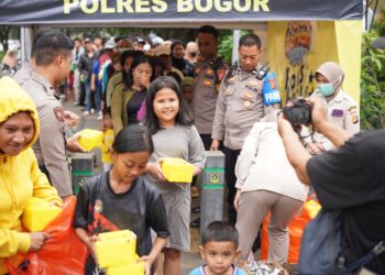 Polres Bogor Bagikan Takjil dan Makan Gratis untuk Masyarakat di Depan Mako