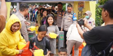 Polres Bogor Bagikan Takjil dan Makan Gratis untuk Masyarakat di Depan Mako