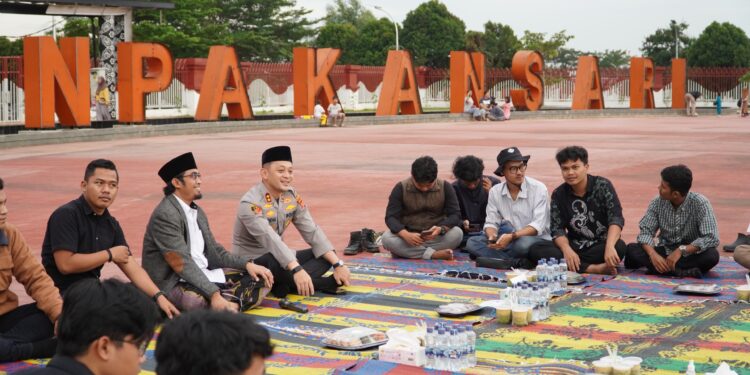 Kapolres Bogor Gelar Bagi Takjil dan Buka Bersama Mahasiswa di Pakansari