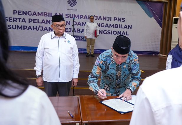 Menaker Lantik 976 ASN, Tekankan Semangat Belajar, Integritas, dan Kekompakan