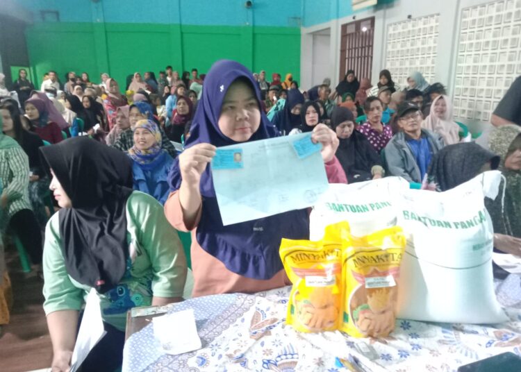 Bantuan Pangan Disalurkan, Warga Desa Neglasari Senang