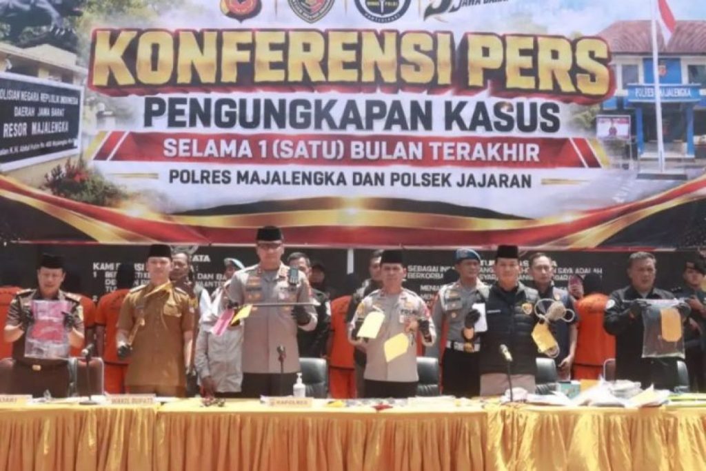Kapolres Majalengka AKBP Muhammad Aldy Sulaiman (tiga dari kiri) saat menunjukkan barang bukti sejumlah kasus hasil pengungkapan di Majalengka, Jawa Barat, Selasa (22/9/2026).