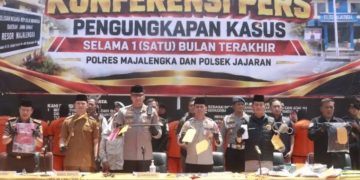 Kapolres Majalengka AKBP Muhammad Aldy Sulaiman (tiga dari kiri) saat menunjukkan barang bukti sejumlah kasus hasil pengungkapan di Majalengka, Jawa Barat, Selasa (22/9/2026).