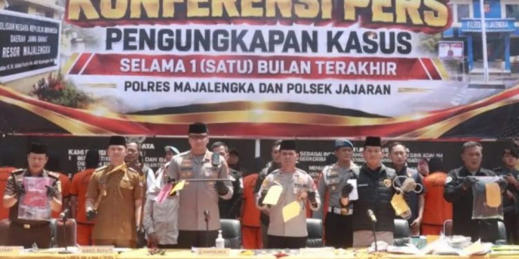 Kapolres Majalengka AKBP Muhammad Aldy Sulaiman (tiga dari kiri) saat menunjukkan barang bukti sejumlah kasus hasil pengungkapan di Majalengka, Jawa Barat, Selasa (22/9/2026).