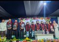 Ketua Yayasan dengan para Alumni/Santri yang lulus.