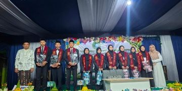 Ketua Yayasan dengan para Alumni/Santri yang lulus.