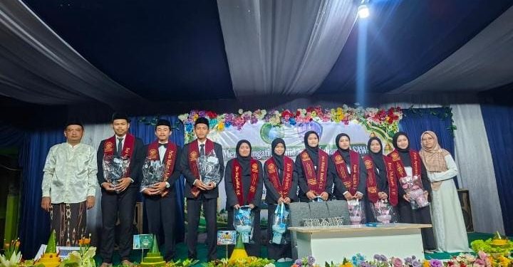 Ketua Yayasan dengan para Alumni/Santri yang lulus.