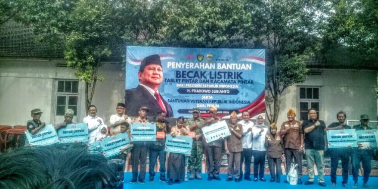 Penerima Bantuan Presiden Prabowo Kepada Warga Kota Bandung Berupa Becak Listrik Senilai 22 juta Plus Tablet