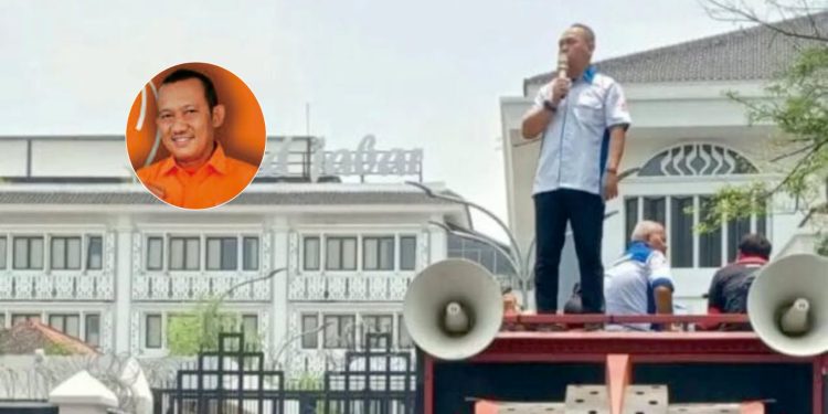 Aksi Demo Federasi Serikat Pekerja Metal Indonesia Gedung DPRD Provinsi Dipenuhi Orang Sarino, Wakil Sekretaris DPW Jabar Tuntutan Segera UU Baru Ketenagakerjaan Disyahkan