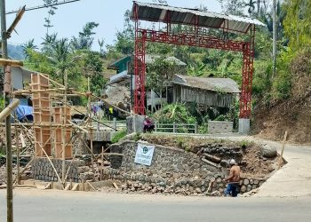 Proyek Gapura Jembatan di Sasak Geulis Talegong  Garut Jadi Sorotan Warga