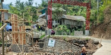 Proyek Gapura Jembatan di Sasak Geulis Talegong  Garut Jadi Sorotan Warga
