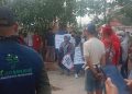 Sebuah Rumah Didemo Warga Diduga Menjual Obat Keras dan Minuman Beralkohol Tanpa Ijin