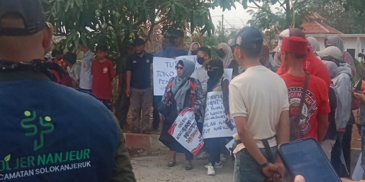 Sebuah Rumah Didemo Warga Diduga Menjual Obat Keras dan Minuman Beralkohol Tanpa Ijin