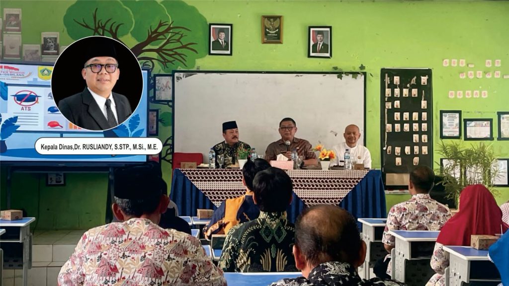 Kepala Dinas Pendidikan (Tengah) memimpin rapat koordinasi program pengentasan ATS Tingkat Kecamatan