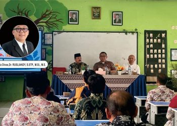 Kepala Dinas Pendidikan (Tengah) memimpin rapat koordinasi program pengentasan ATS Tingkat Kecamatan