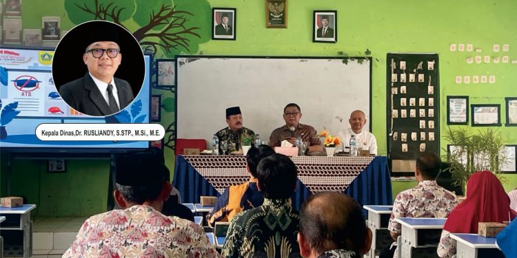 Kepala Dinas Pendidikan (Tengah) memimpin rapat koordinasi program pengentasan ATS Tingkat Kecamatan